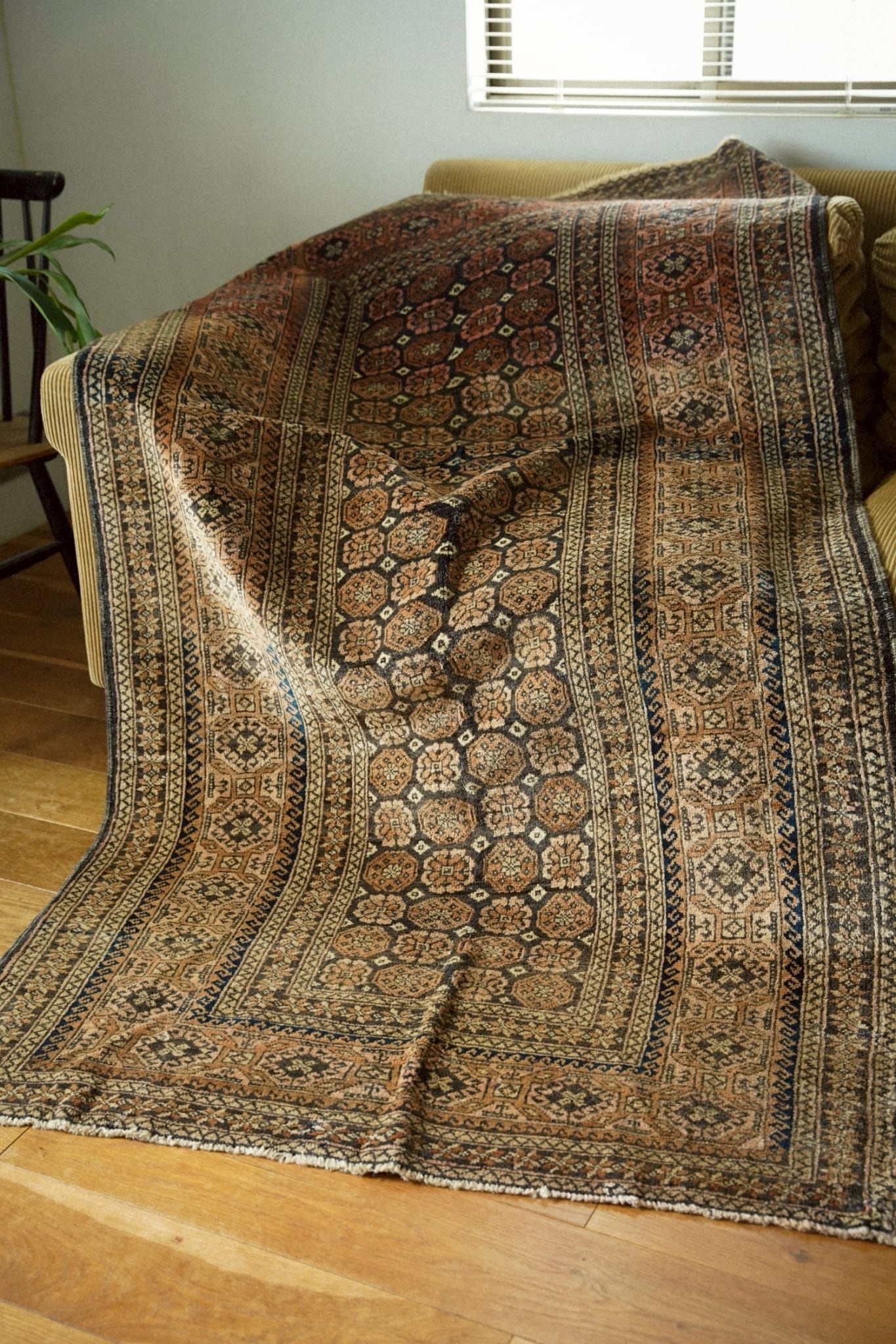 2302-Vintage Baluch rug