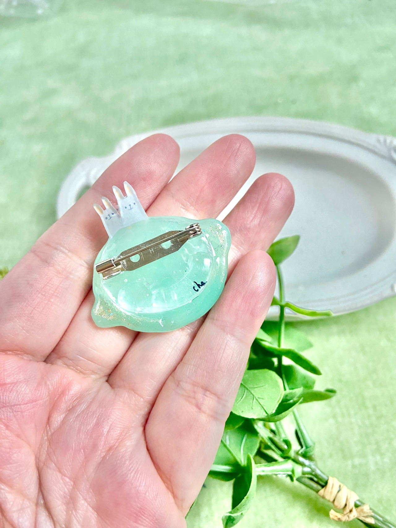 『ライムとうさぎちゃん』ガラスブローチ