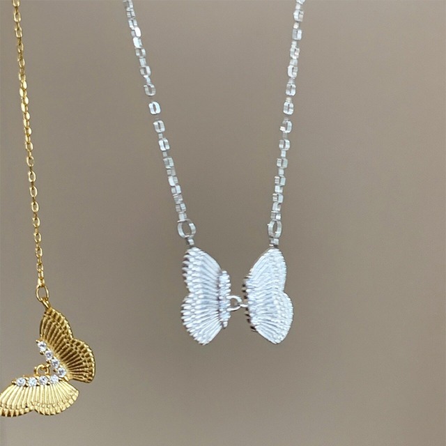 20pastシルバーひらひら舞う蝶ネックレス 2s