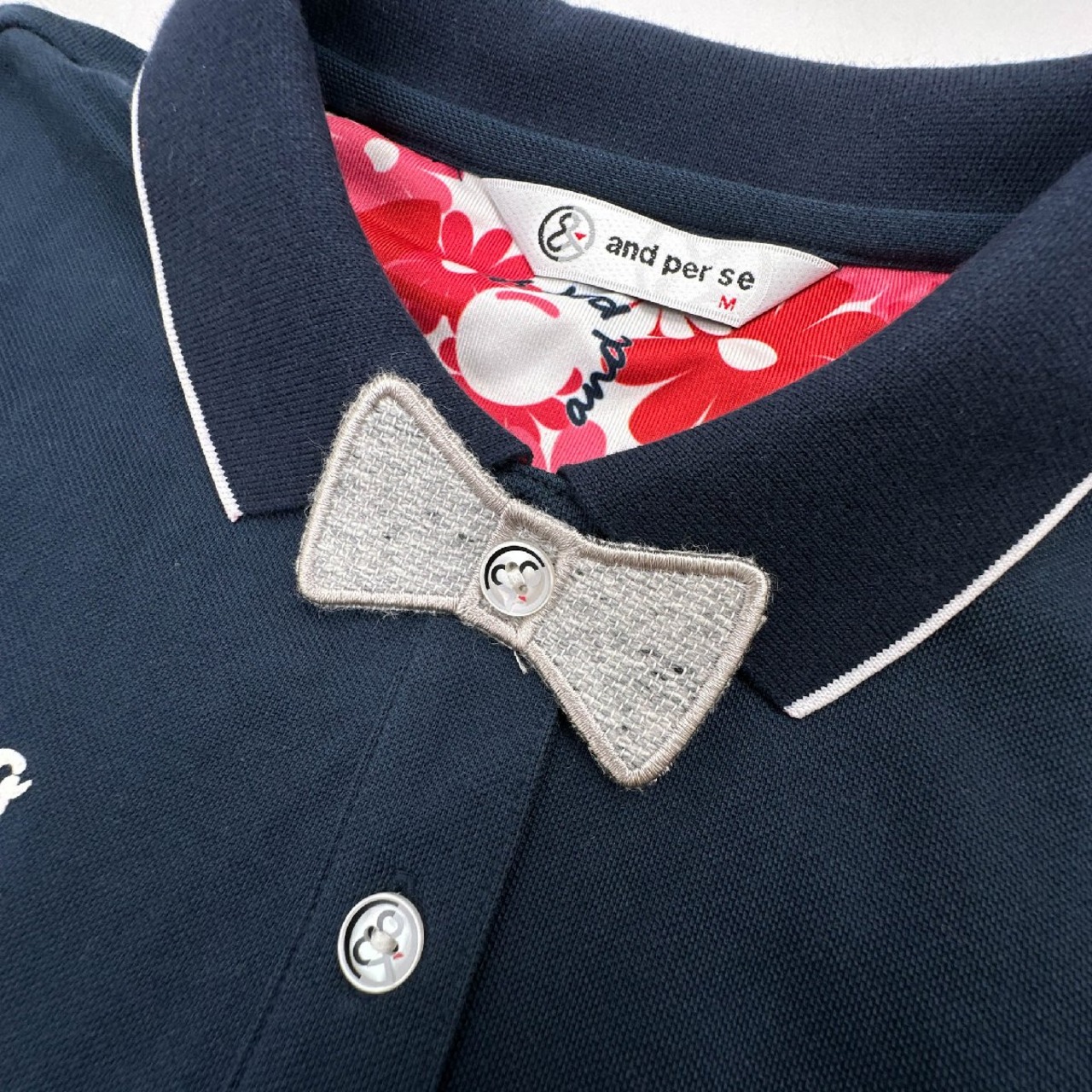 and per se アンパスィ ワッペン風刺繍&プリント 花柄 半袖 ポロシャツ Mサイズ /紺/ネイビー/レディース/ゴルフ/スポーツ/ブラホワ