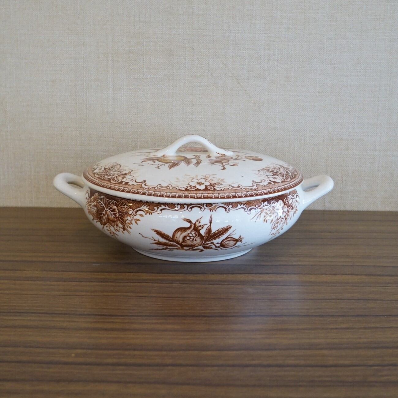 ザクロが描かれた蓋付きキャセロール