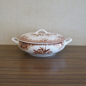 ザクロが描かれた蓋付きキャセロール