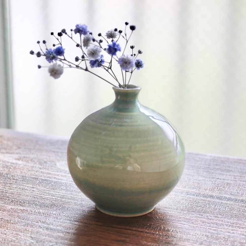 うすいみどりのつるっとした一輪挿し | おさかな陶器店