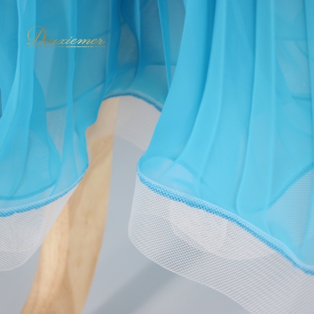 社交ダンス 衣装 スタンダード 上下セット ツーピース レッスンウェア パーティ衣装 Roger 水色 ブルー系 プリーツ 派手 上品 ロングスカート 様々なサイズ 高品質 ポリエステル ウエストゴム仕様 ストレッチ ラバティン・カラー 軽やか デザイン 動きやすい 夜会衣装 プリーツスカート ダンスウェア エレガント フェミニン 人気 おしゃれ シンプル ひらひら ディスコ ステージ衣装 トレンド