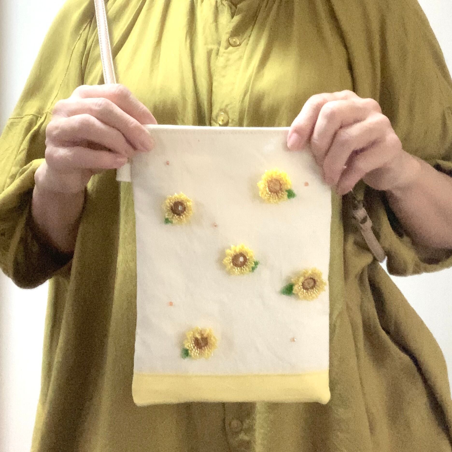 ひまわりのビーズ刺繍スマホショルダー | うさのひみつきち