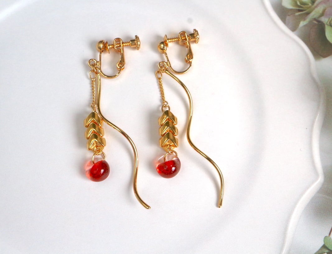 1169】赤いクリスタルドロップ型ピアス／イヤリング 【公式通販】