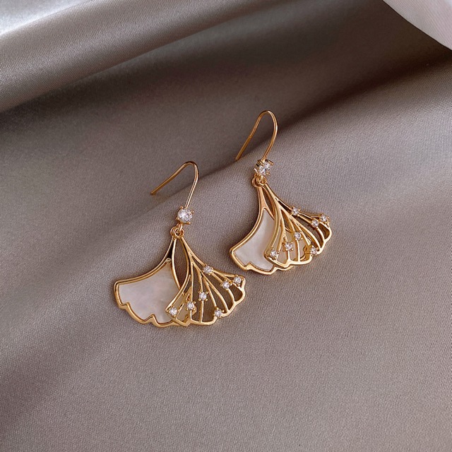 Metal Ginkgo Leaf Motif Hoop Earrings 　00205