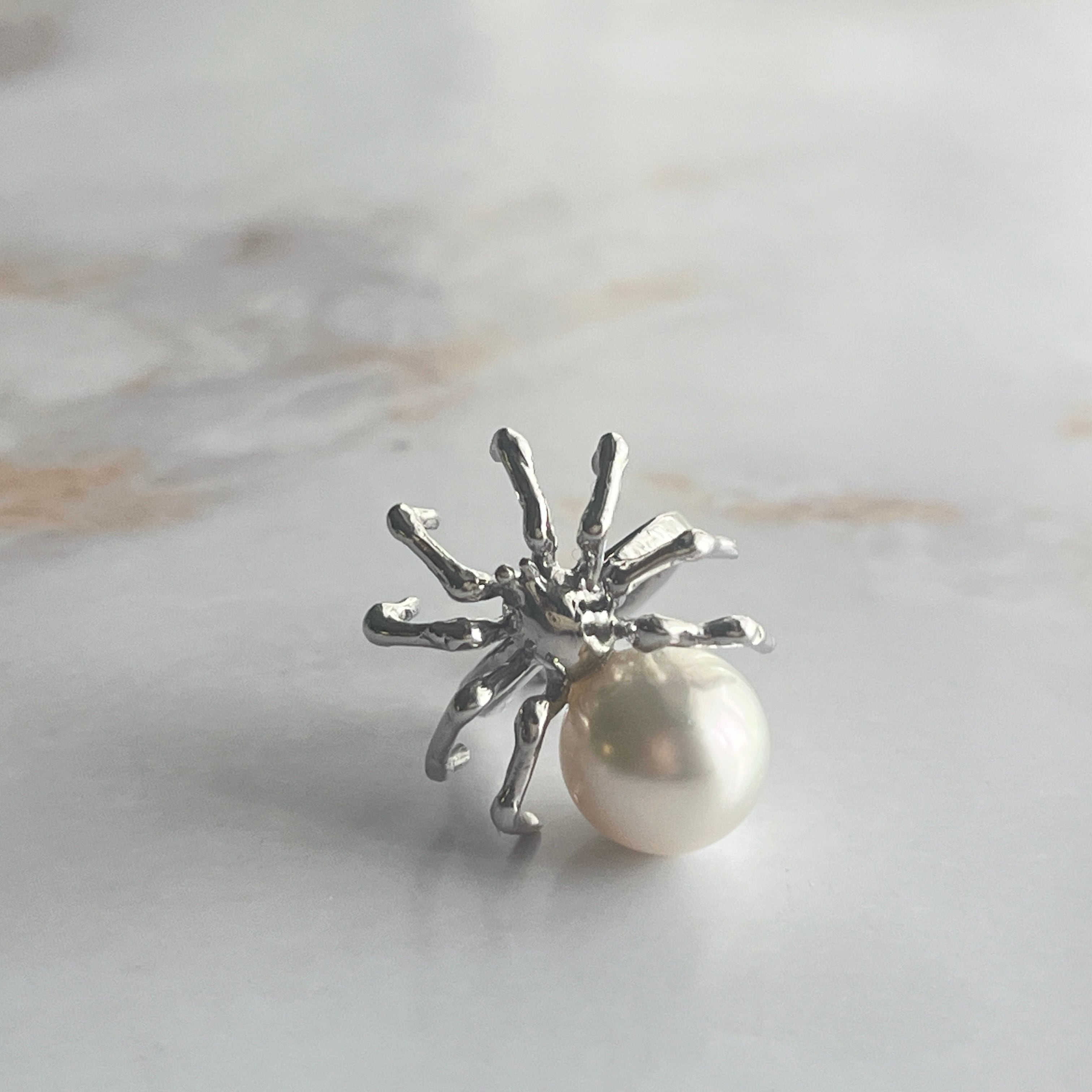 Spider Ear Cuff - Akoya Pearl / 蜘蛛のイヤーカフ- あこや本真珠