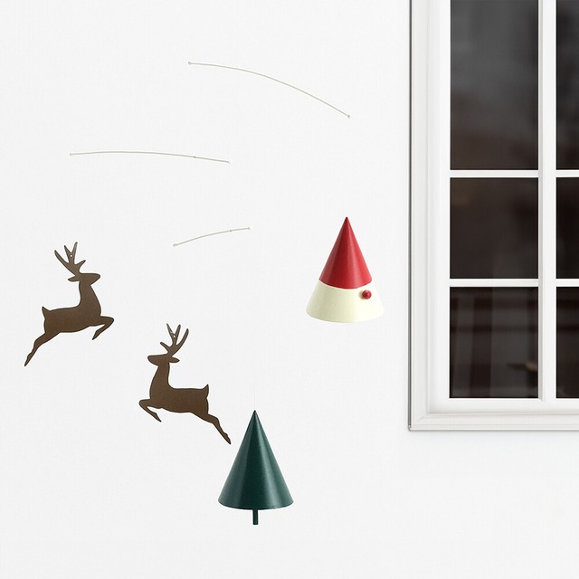 三角コーンのクリスマスモビール／クリスマス