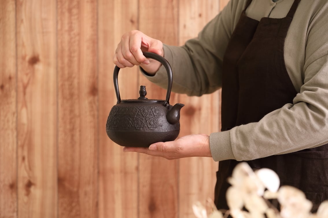 鉄瓶 平丸桜 1.3L 佐藤勝芳 | まいにち、鉄器。