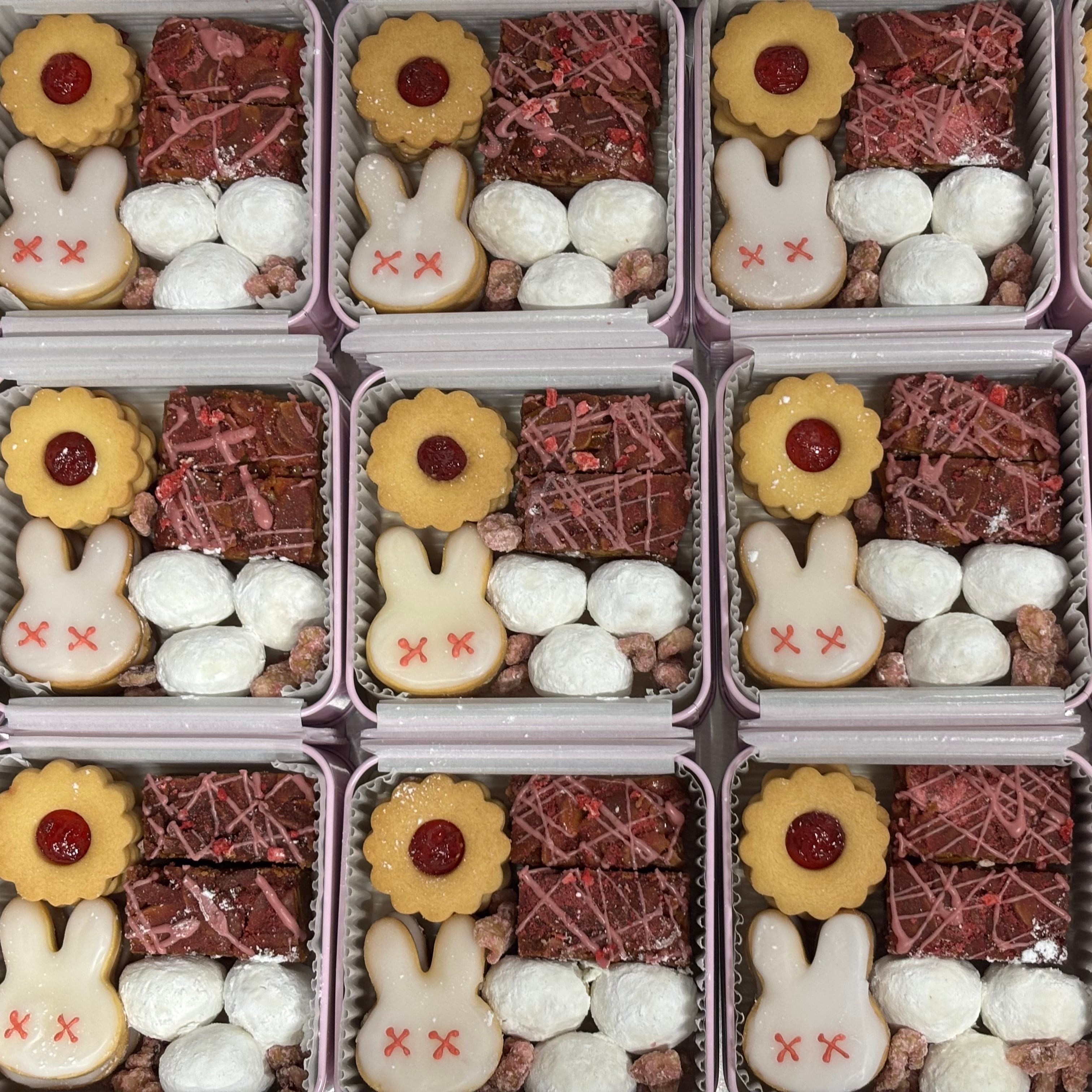いちごとうさぎが出会った春のクッキー缶 | online pâtisserie Lien