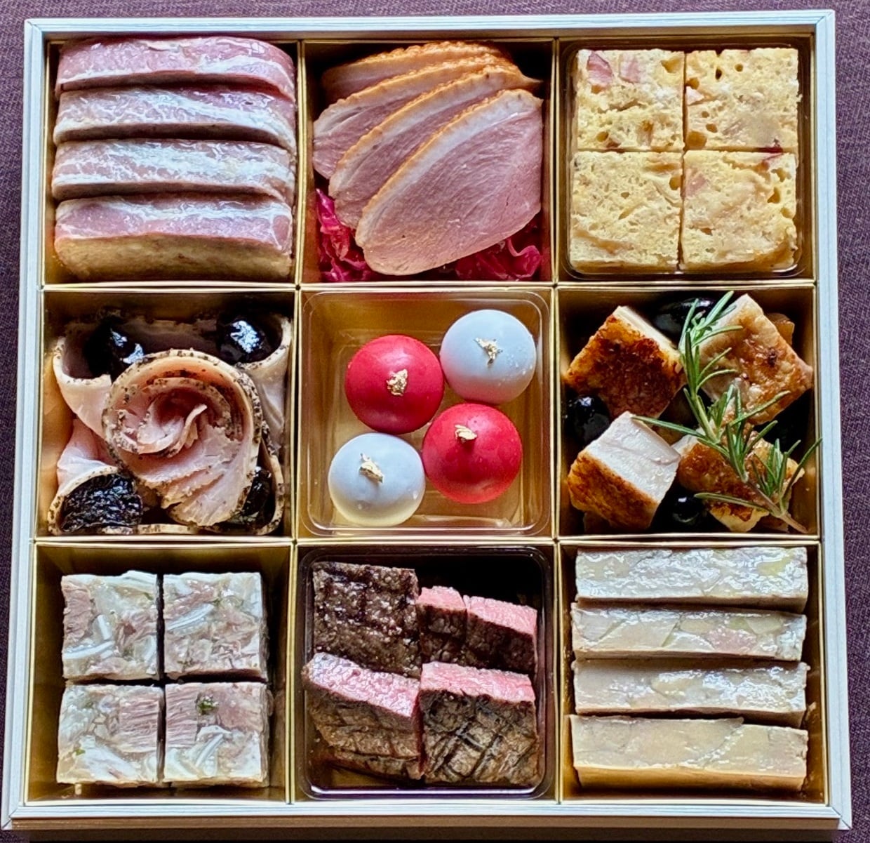 2026 ■福岡店製造■ お届け先：九州・山口県限定（島部を除く）　ラ・ロシェルフレンチおせち　3段（12月31日お届け）（冷蔵）