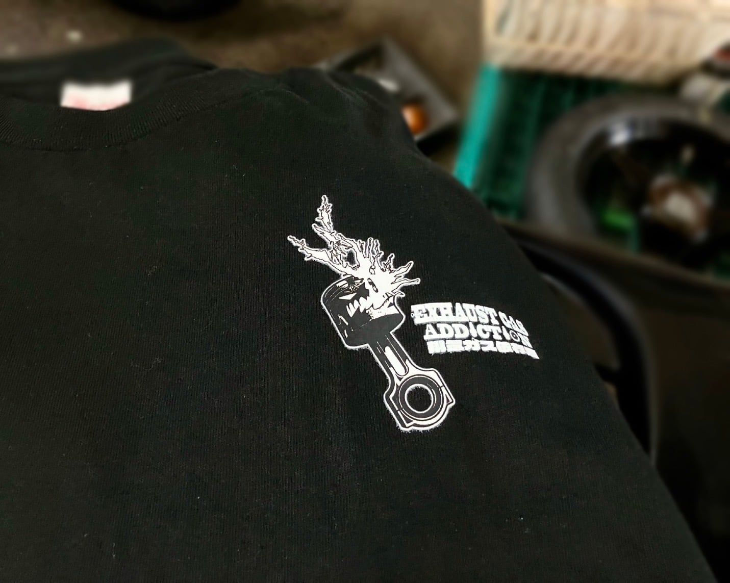 排気ガス依存症】ワンポイントTシャツ /ブラック | 夜桜企画 秋田