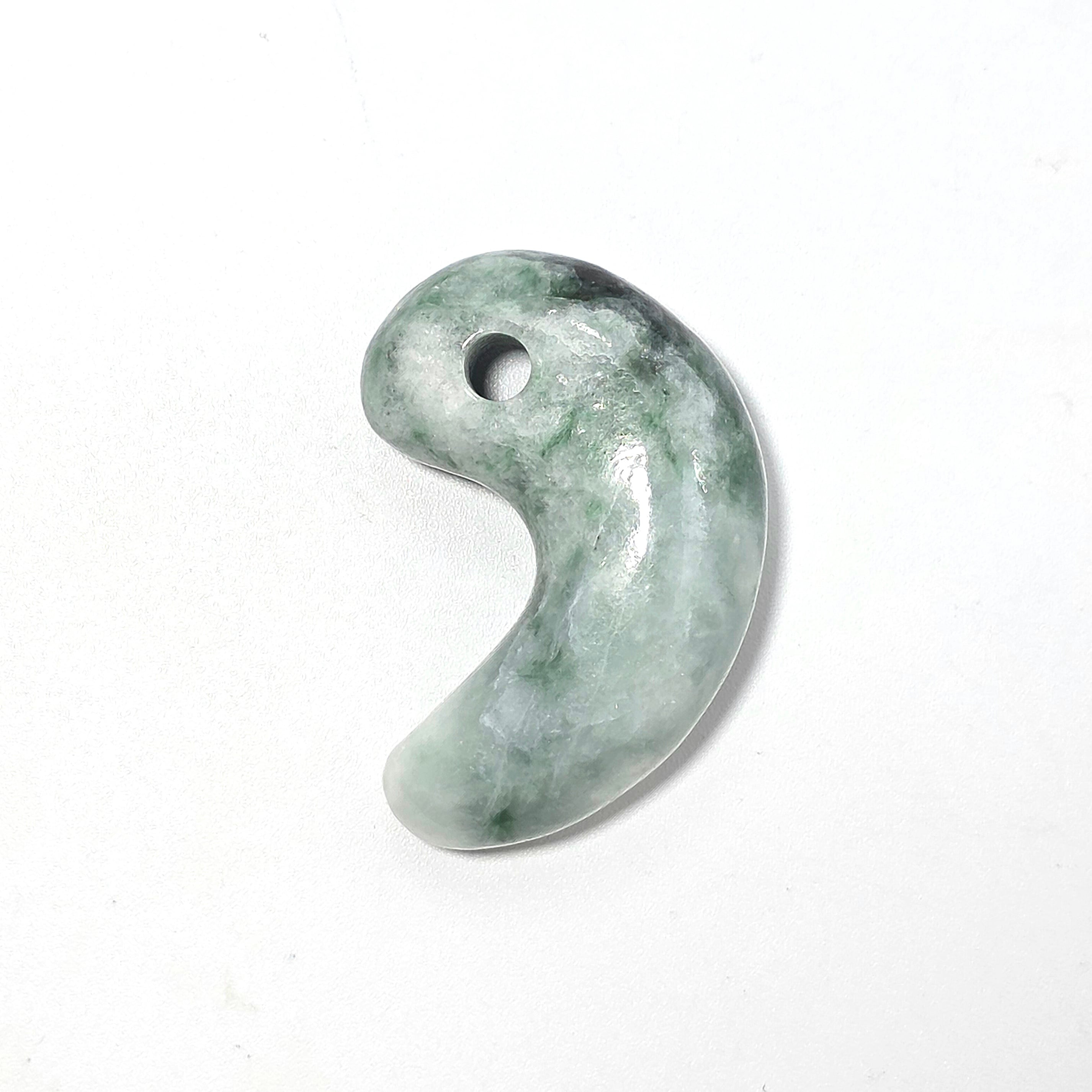 八尺瓊勾玉 | 糸魚川翡翠工芸家 赤羽可行BASE