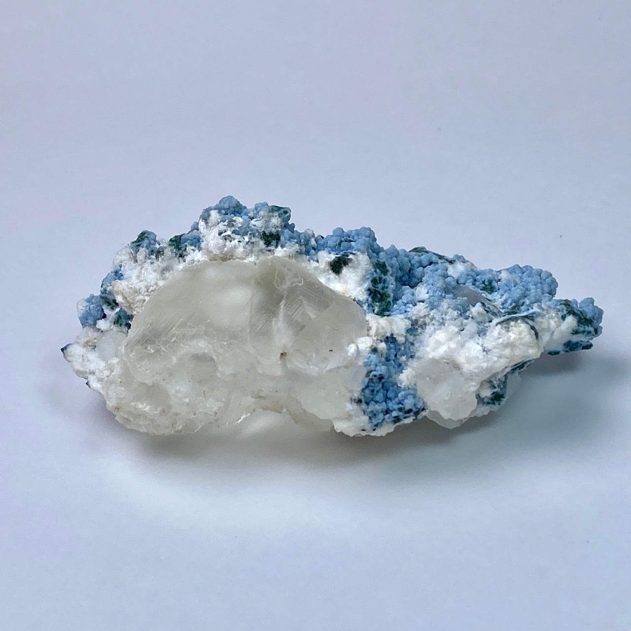 カルサイト共生ブルーカルセドニーのクラスター Blue chalcedony