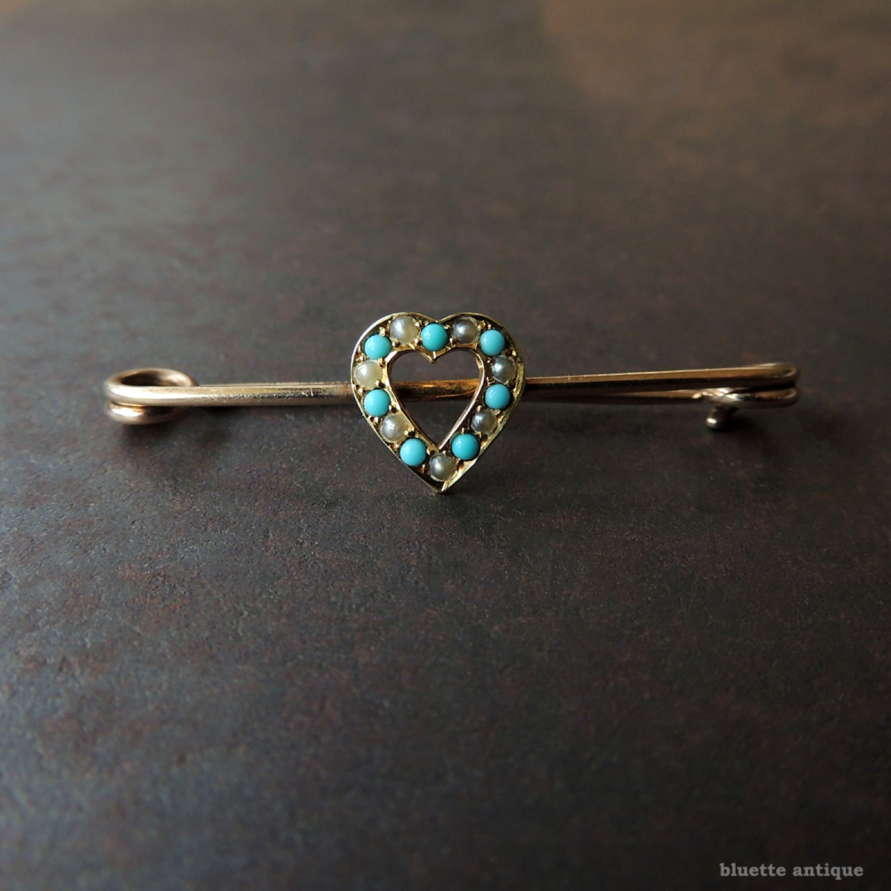 英国アンティークジュエリー 15ctゴールド 天然ターコイズ 真珠 ハート バーブローチ (ソーティングメモ付)