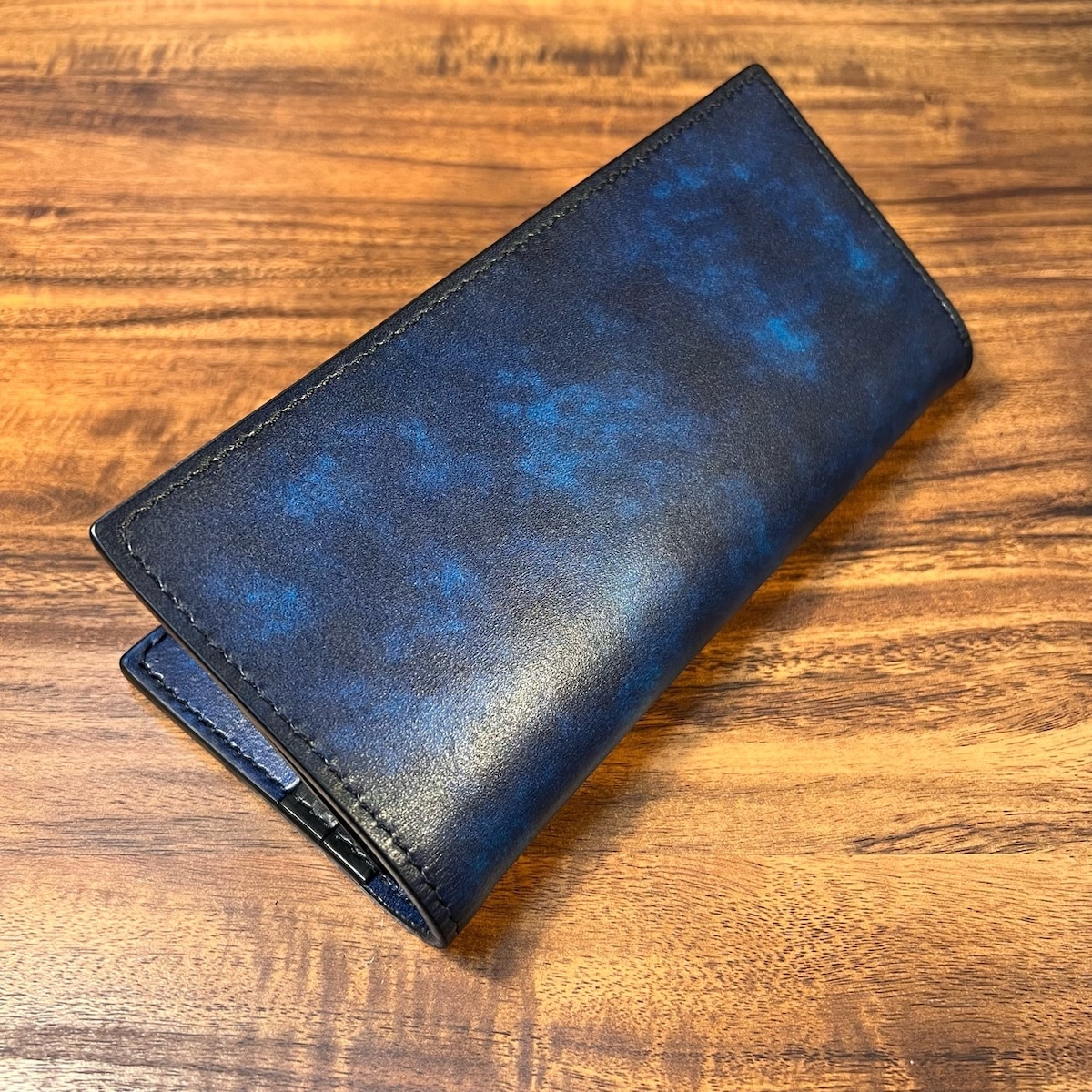 二つ折り長財布【内装染色】 / ブルー（青+紺）まだら状グラデーション 