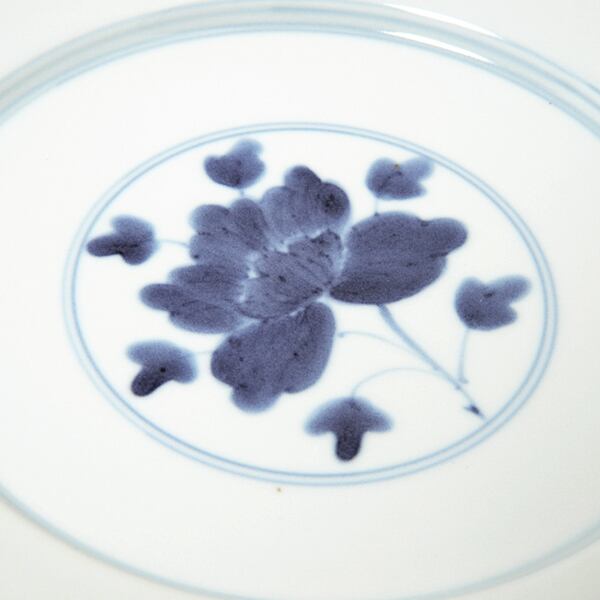 染付伊万里牡丹段付6.5寸丸皿 | 福珠窯ファクトリーショップ