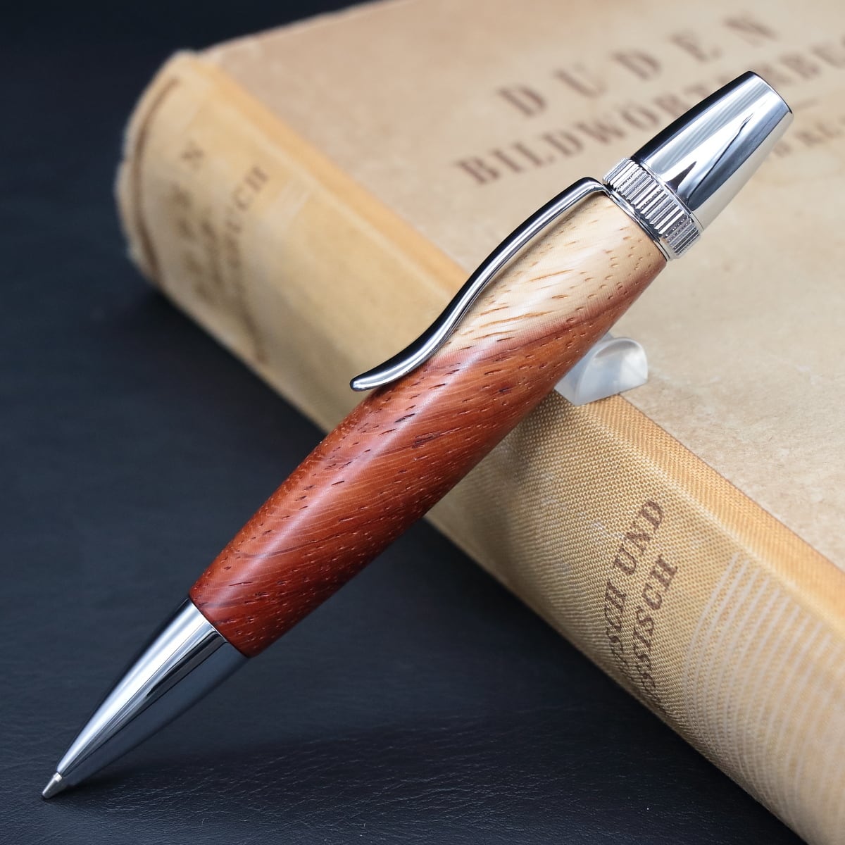 「珊瑚色の木・アフリカンコーラルウッド 紅白・Chouette」木軸ペン 銘木ボールペン Viriditas ジェットストリーム芯対応