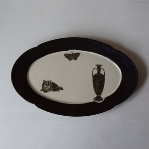 長﨑絢 猫と壷と蝶のオーバル（25-030）