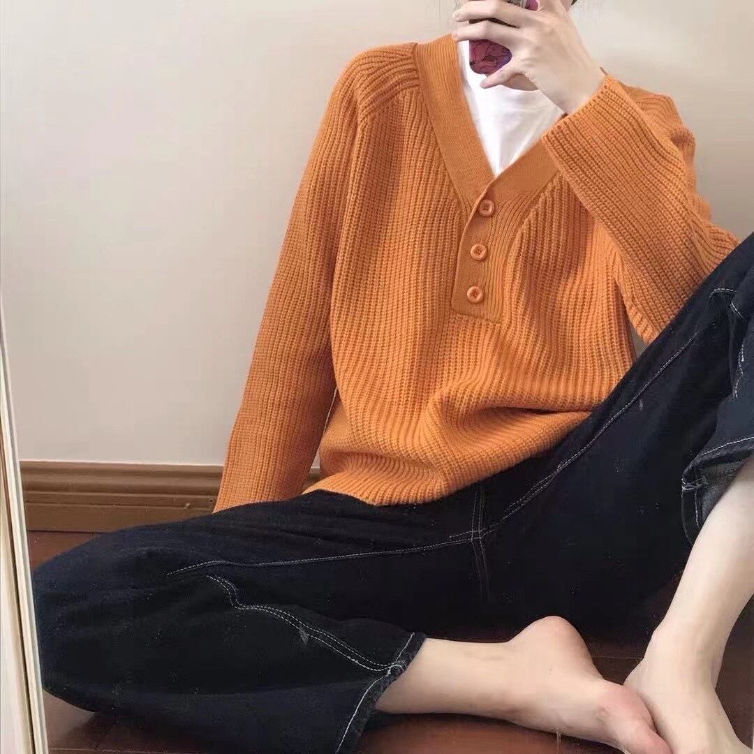 Vネックフロントボタンニット