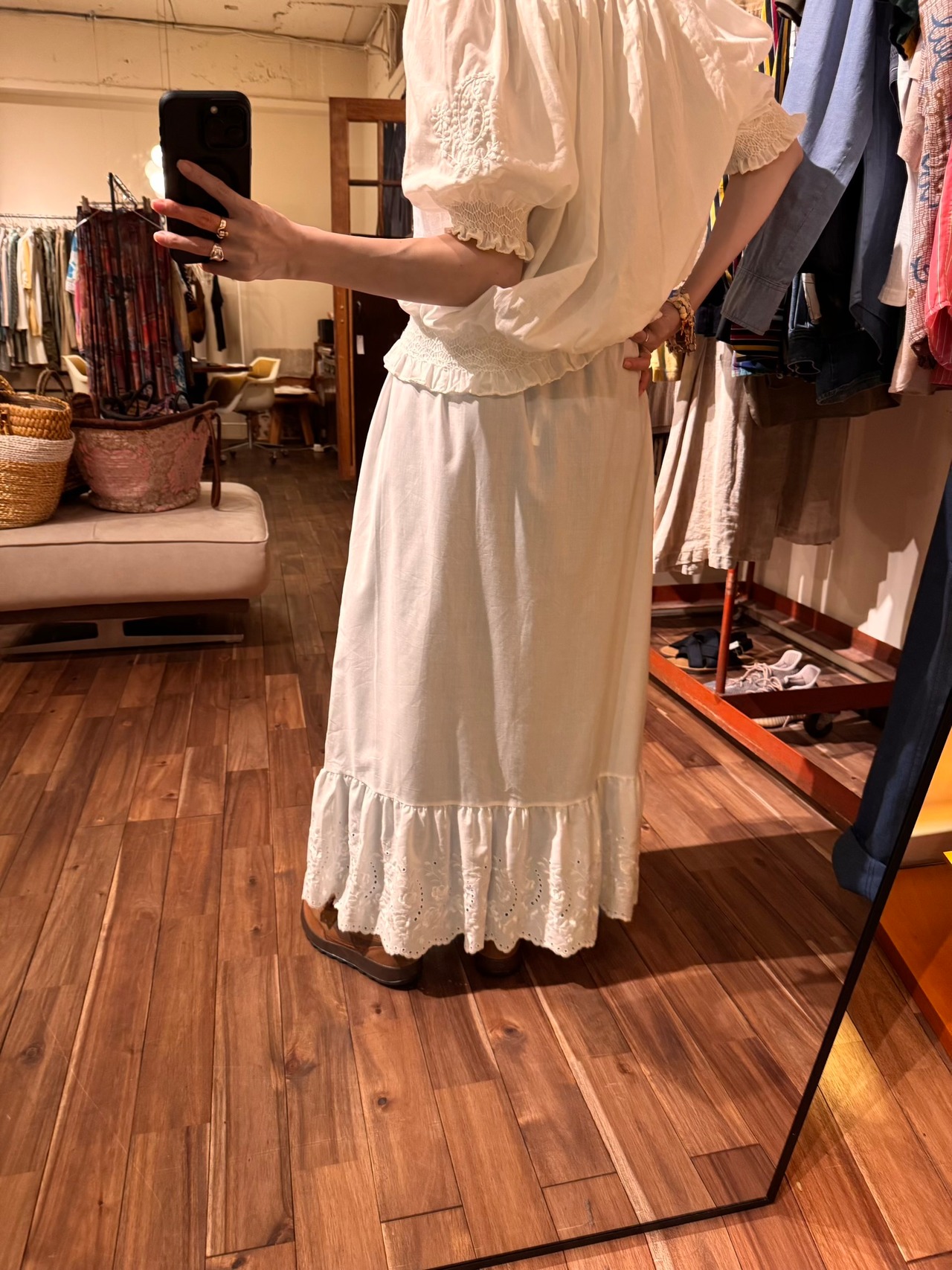 裾レースフリル刺繍付きホワイトロングスカート
