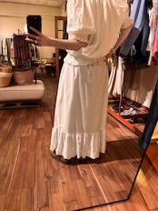 裾レースフリル刺繍付きホワイトロングスカート
