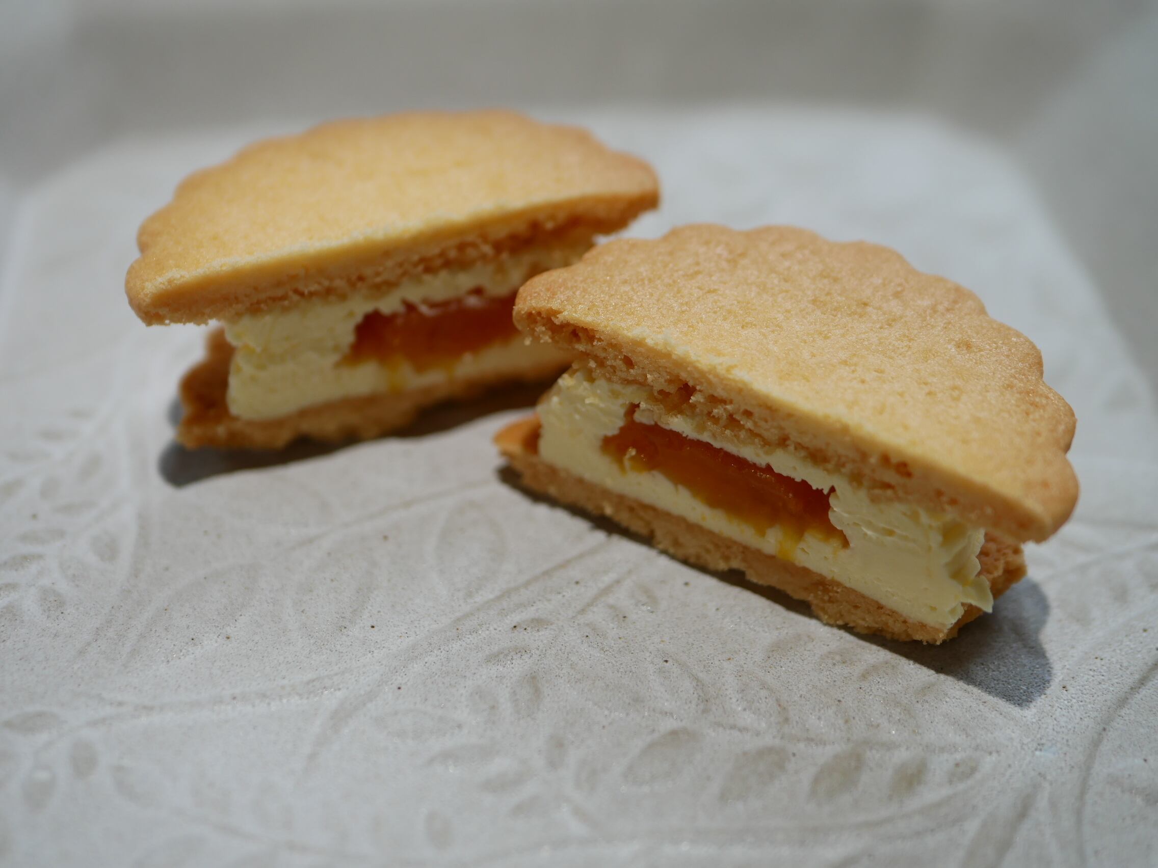 Kitchen　Yuriku　米粉のバターサンド（クリームチーズ＆あんず）　Macaron