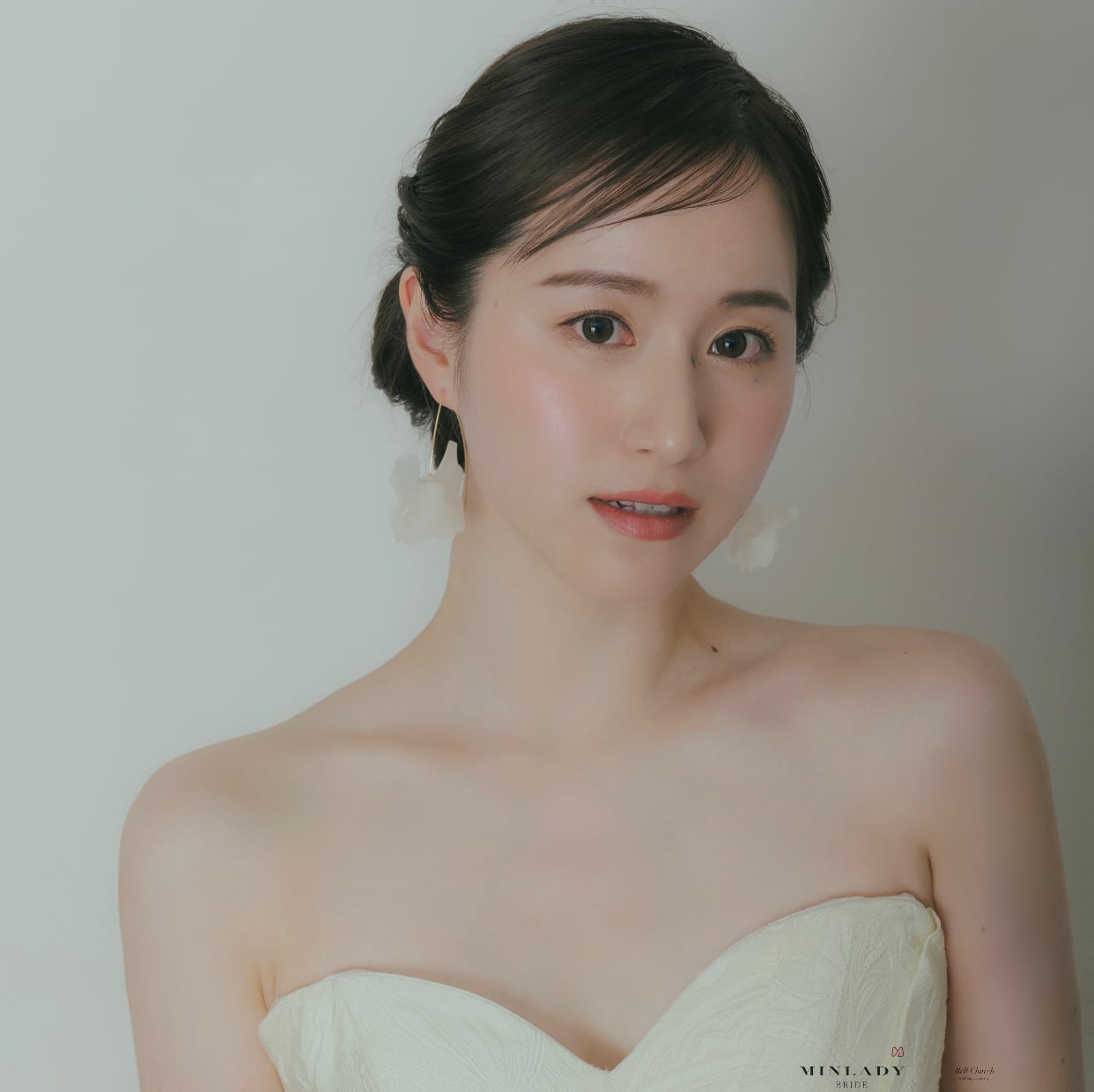 立体的 ジャガード オフショルダー ウェディングドレス | MINLADY BRIDE