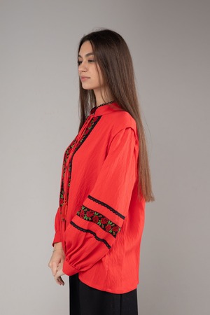 ウクライナ刺繍ヴィシヴァンカ　バルーン袖　手刺繍　麻　レディース・フリーサイズ