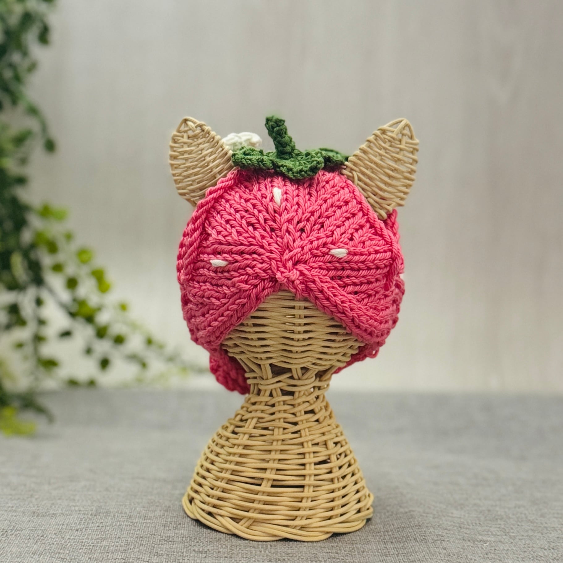 ピンクいちごの帽子 猫用帽子｜ハンドメイドニット帽（受注製作） | ね