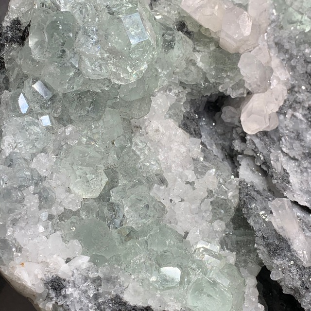 1点物！大家族ハリーが住みついている原石・大型フローライト原石クラスター