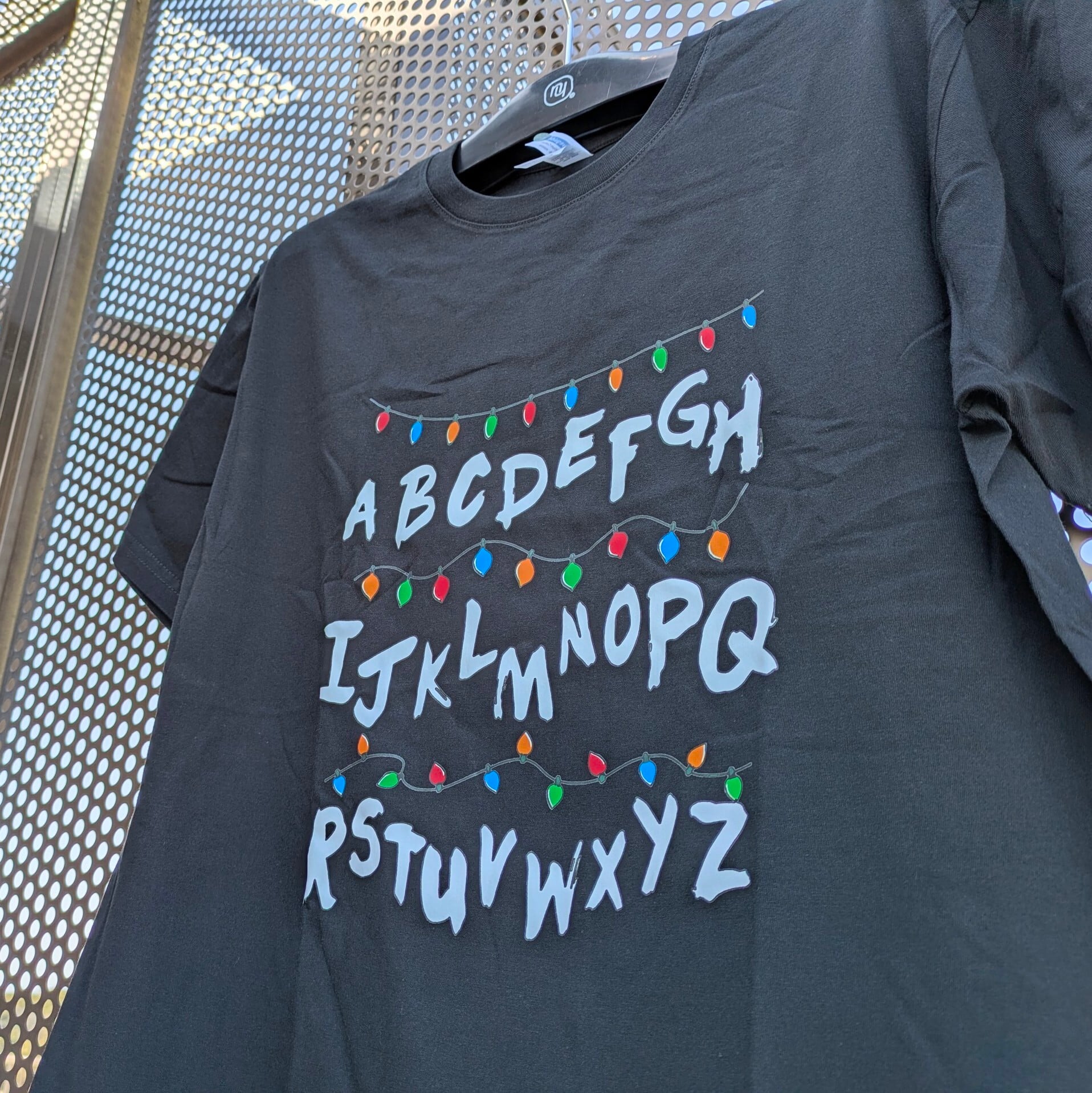 【 Stranger Things / ストレンジャーシングス 】『ABC〜Z 裏の世界との通信Tee』 Tシャツ〚アメリカン雑貨 アメトイ〛