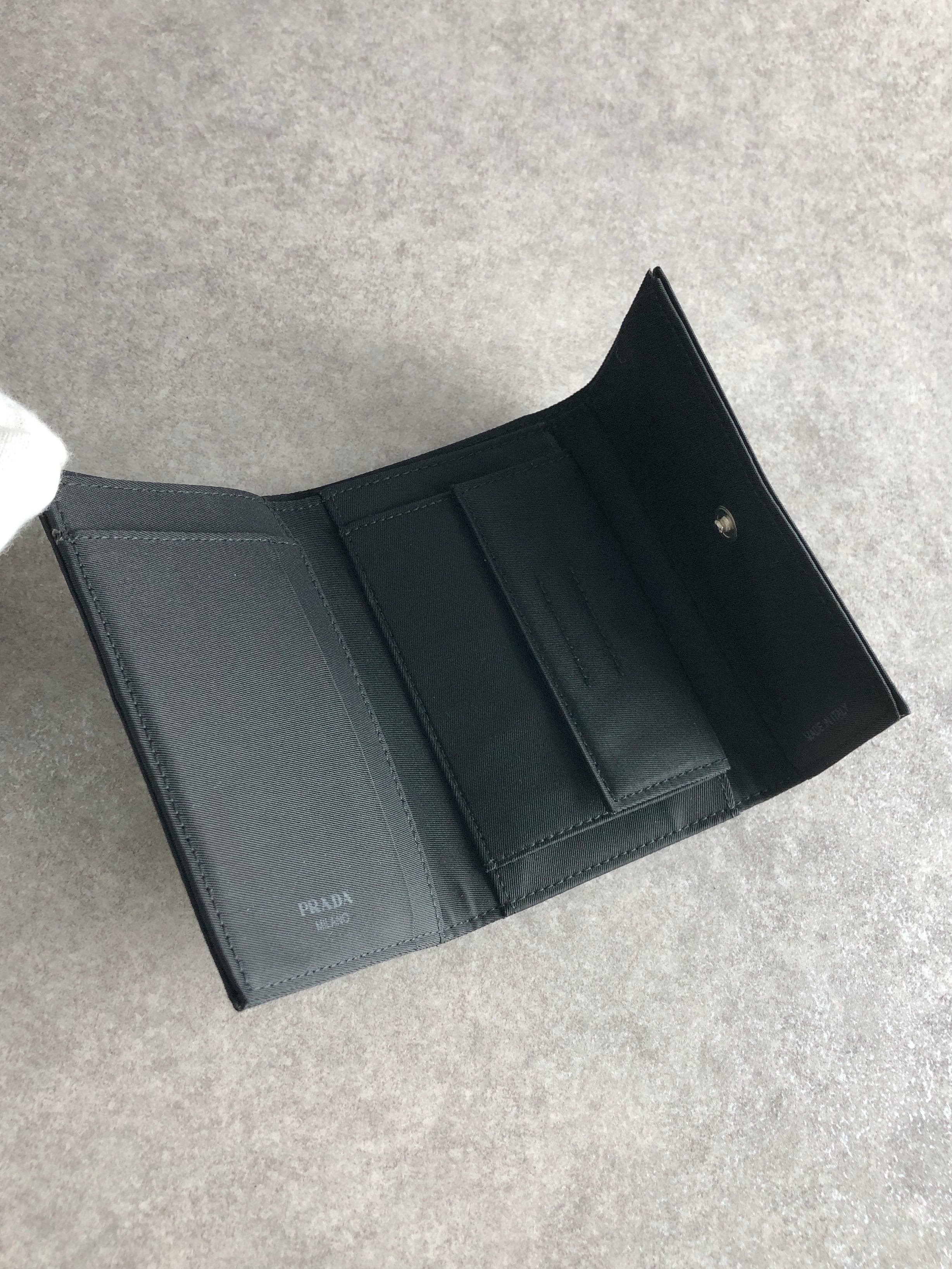 PRADA プラダ 財布 ブラック トライアングルロゴ ナイロン 3つ折り
