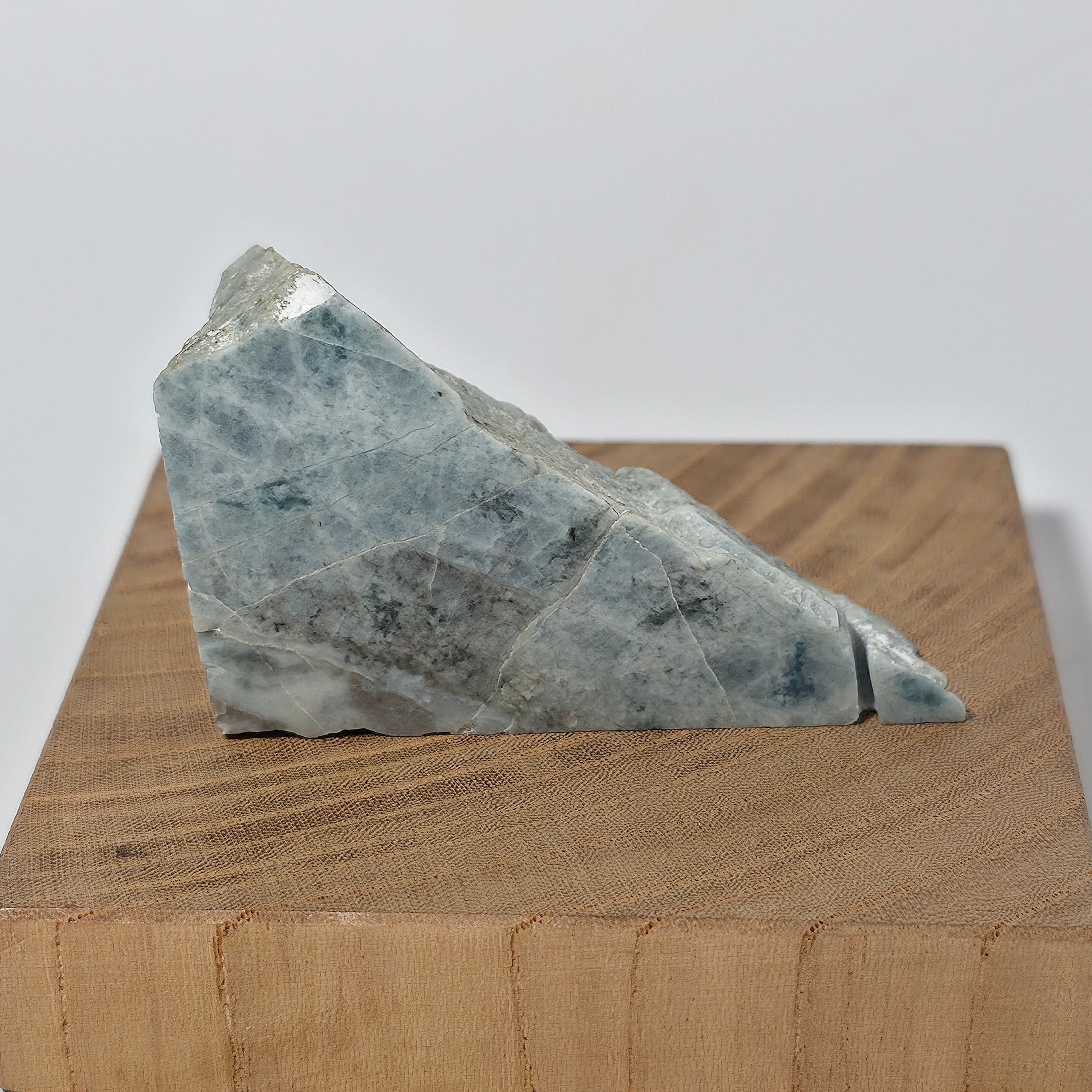 入コン沢原石:端材:糸魚川翡翠 BG0114 | 糸魚川翡翠工芸家 赤羽可行BASE