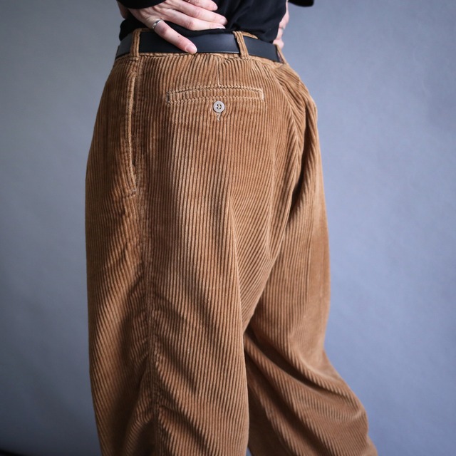 2-tuck tapered silhouette brown wide corduroy pants