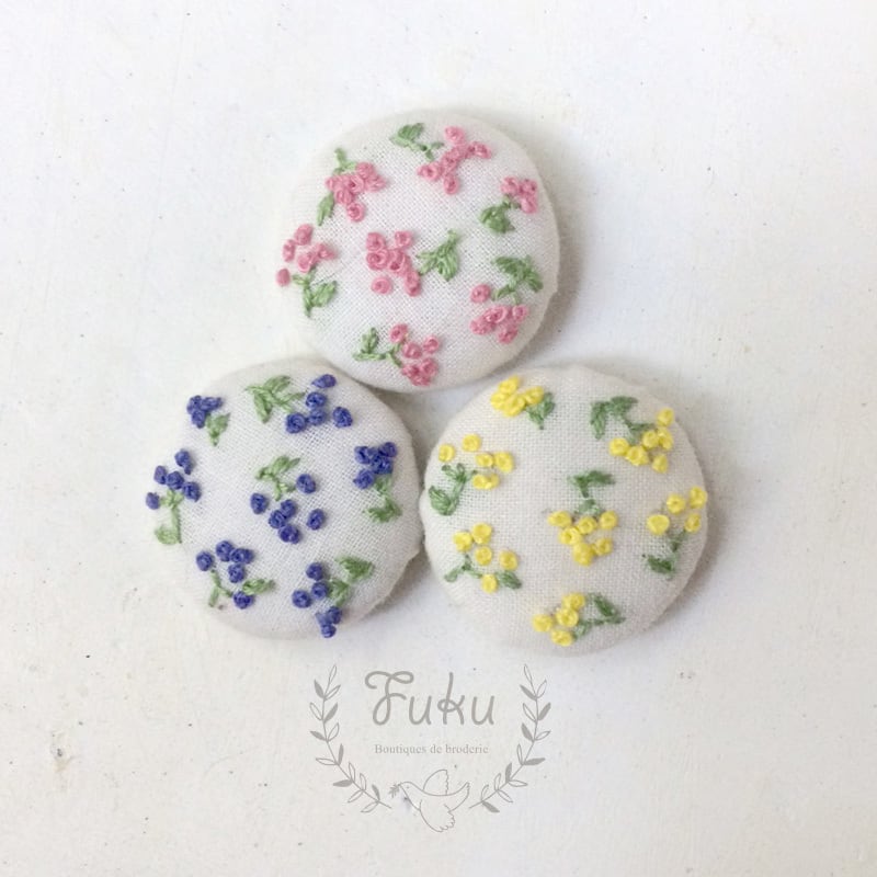 小花柄S 刺繍くるみボタン ヘアゴムorブローチ〈大きさ：29mm〉 | FUKU