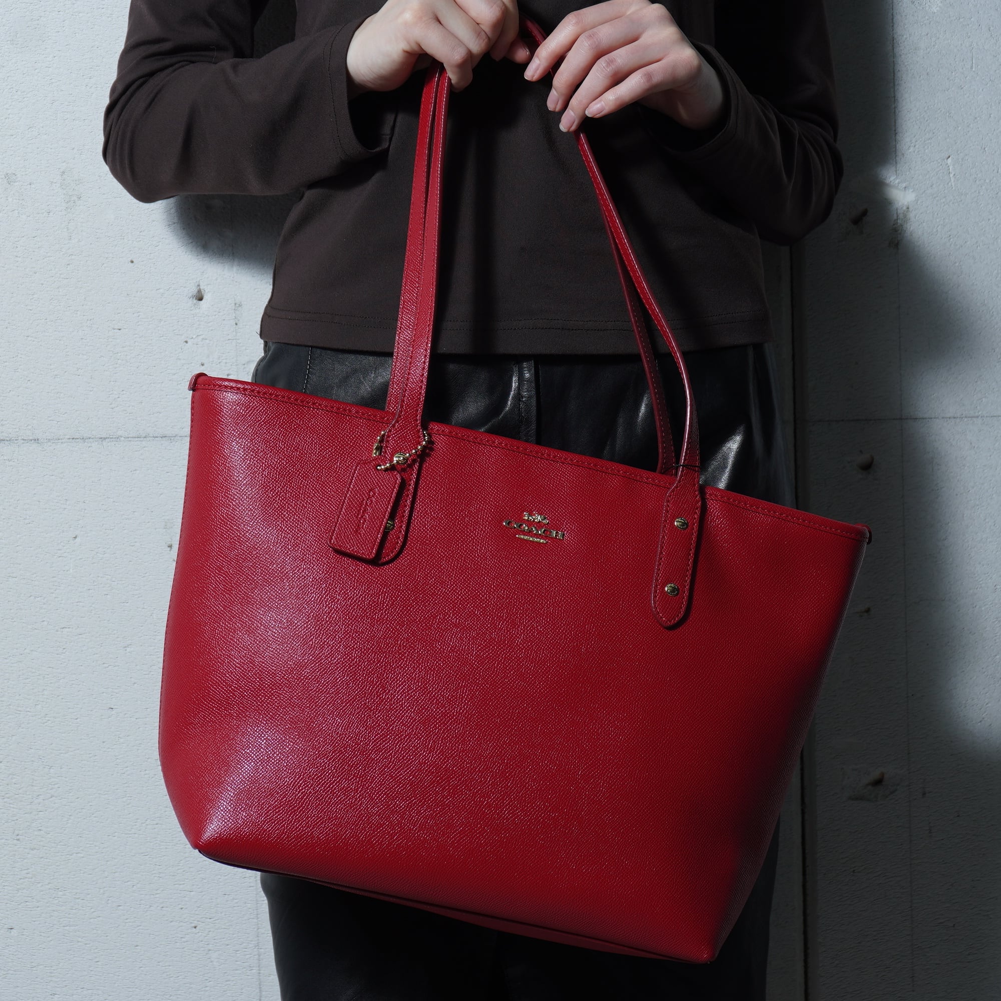 COACH】コーチ ロゴ入りシボ加工レザートートバッグ red | MIXHIVE