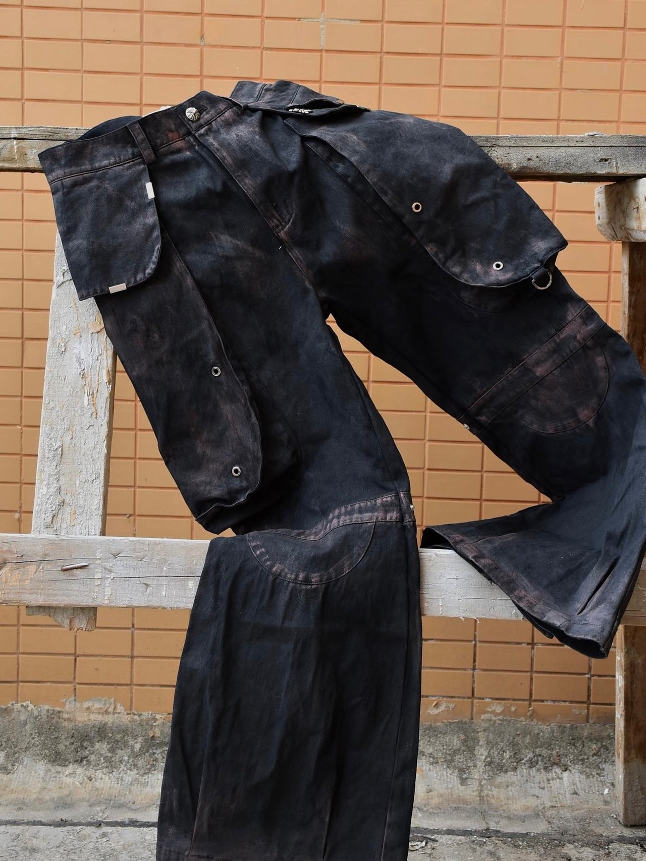 【TH4SWE】Rust Dyed Multi Pocket Flare Cargo Pants