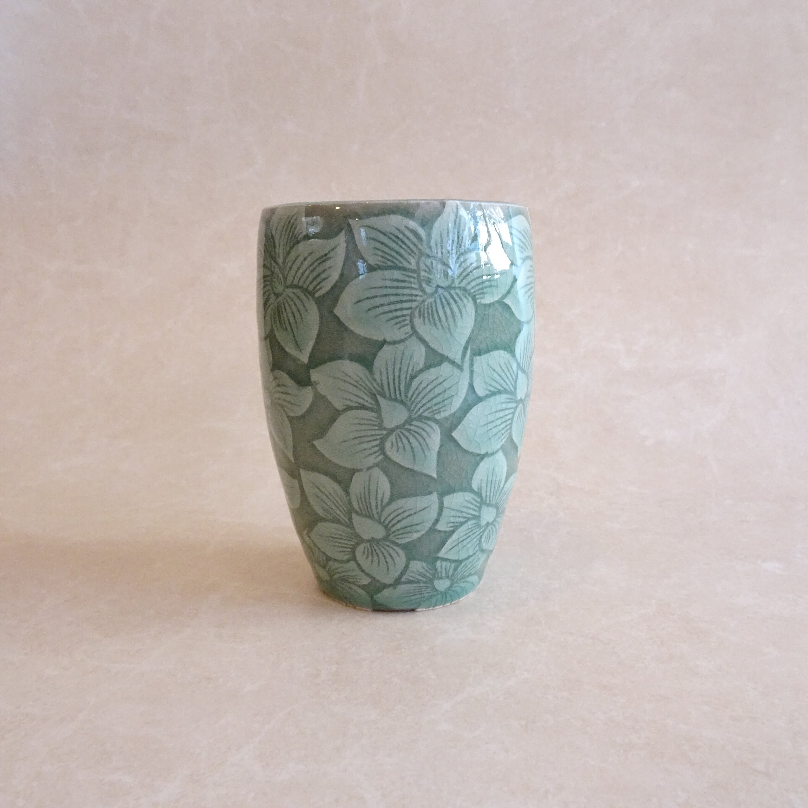 韓国青磁 陽刻の花文カップ（池光） | 純喫茶家具の村田商會