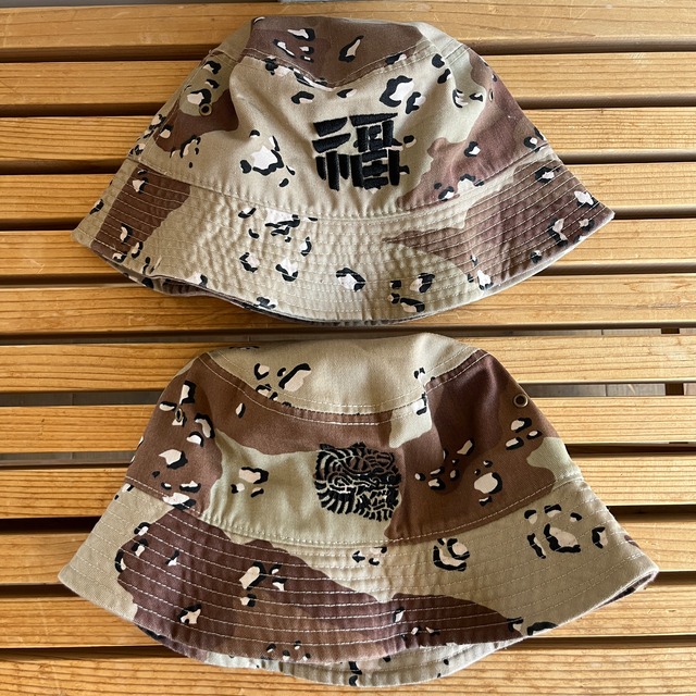 よつめ染布舎 刺繍バケットハット 2WAY 虎福　デザートカモ