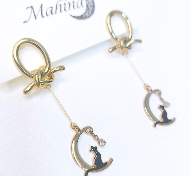 月に座る黒ネコちゃんと一番星の揺れるピアス