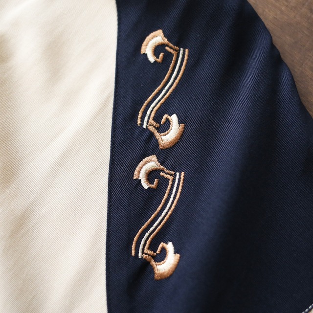 "刺繍" uneune fry-front minimal design bi-color over silhouette h/s shirt