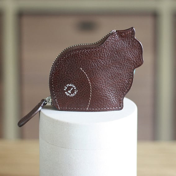 お座りする子猫のコインケース・ブラウン×サックス