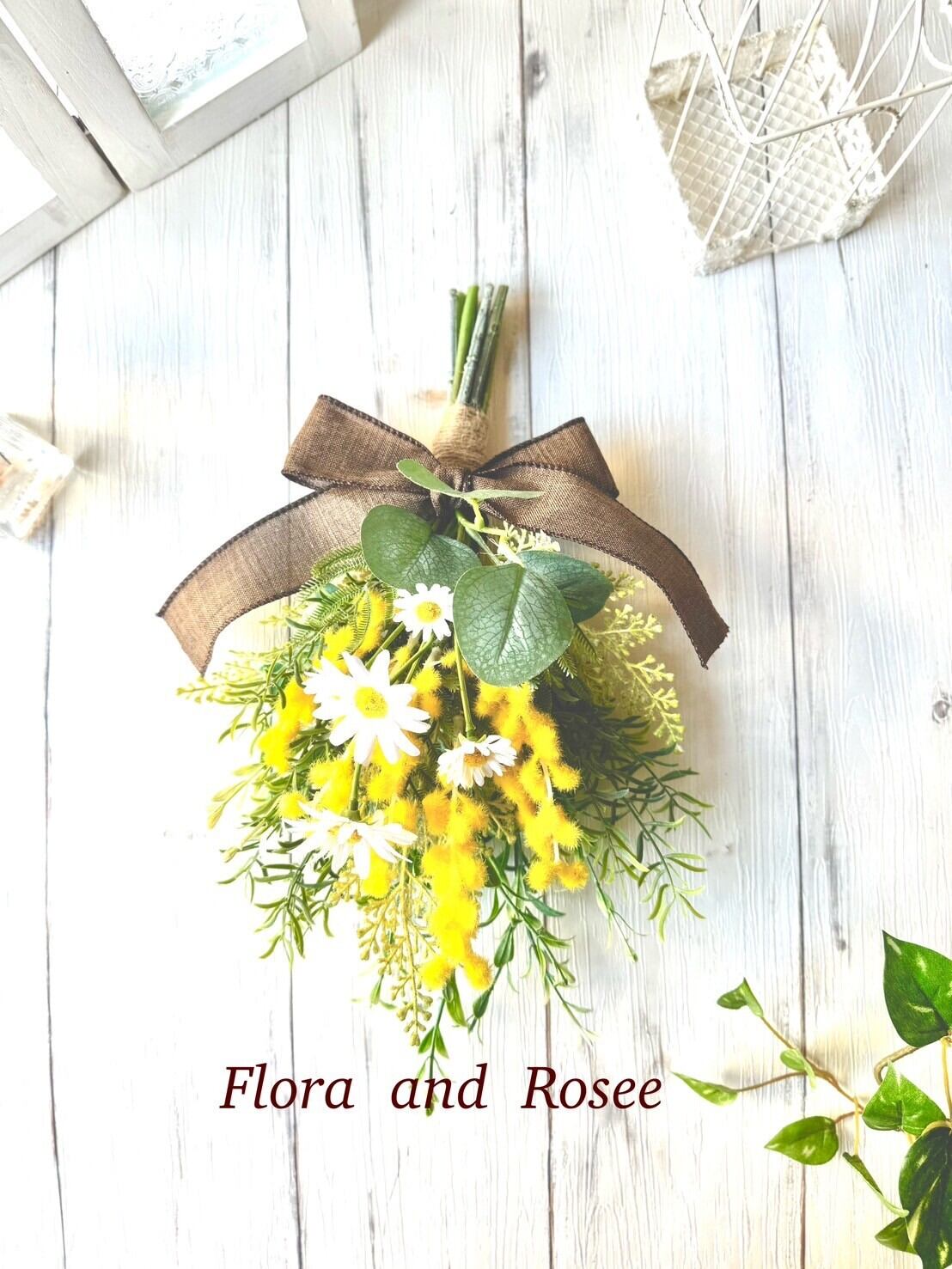ミモザとデージーブッシュのナチュラルスワッグ ミモザとデージーのスワッグ | Flora and Rosee