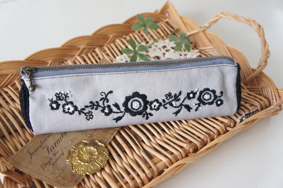 刺繍の三角ペンケース(グレー・黒)