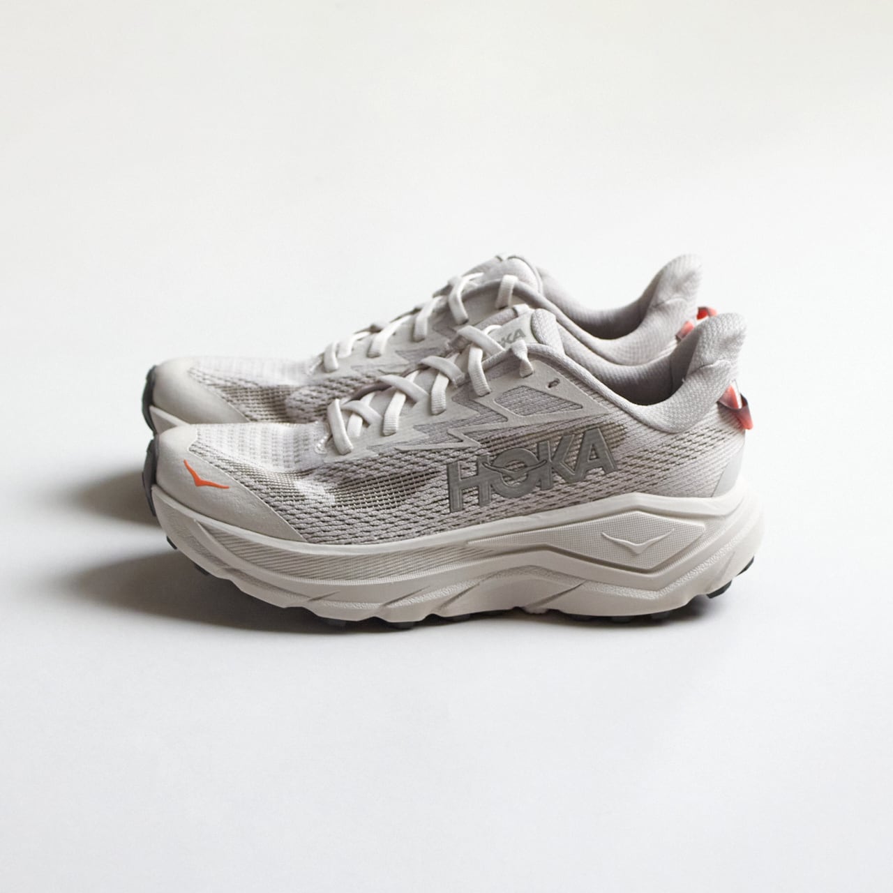 HOKA（ホカ）W CHALLENGER 8 -スタッコ / アスファルト グレー