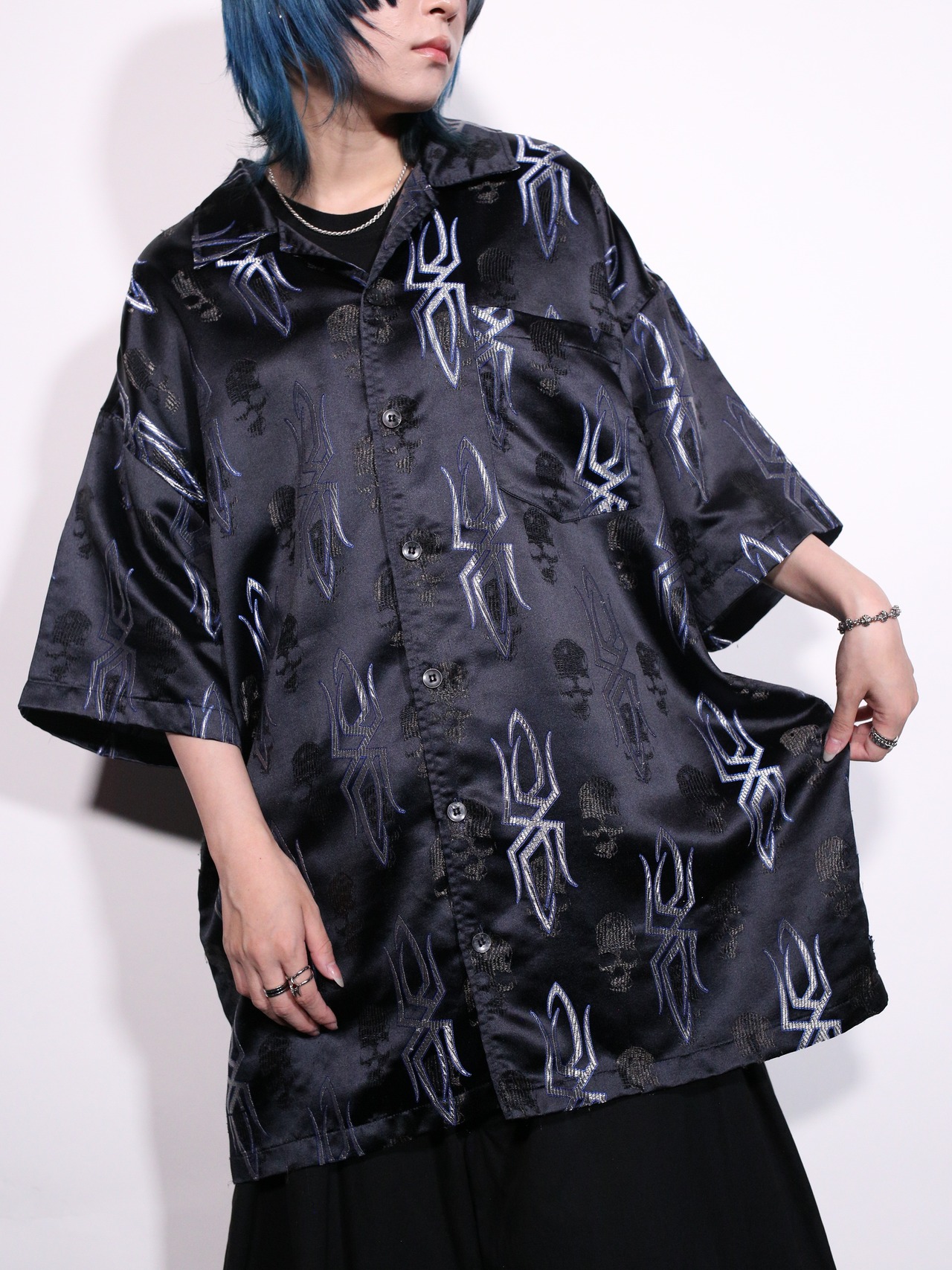 glossy fabric spiky skull pattern oversize s/s shirt - 2