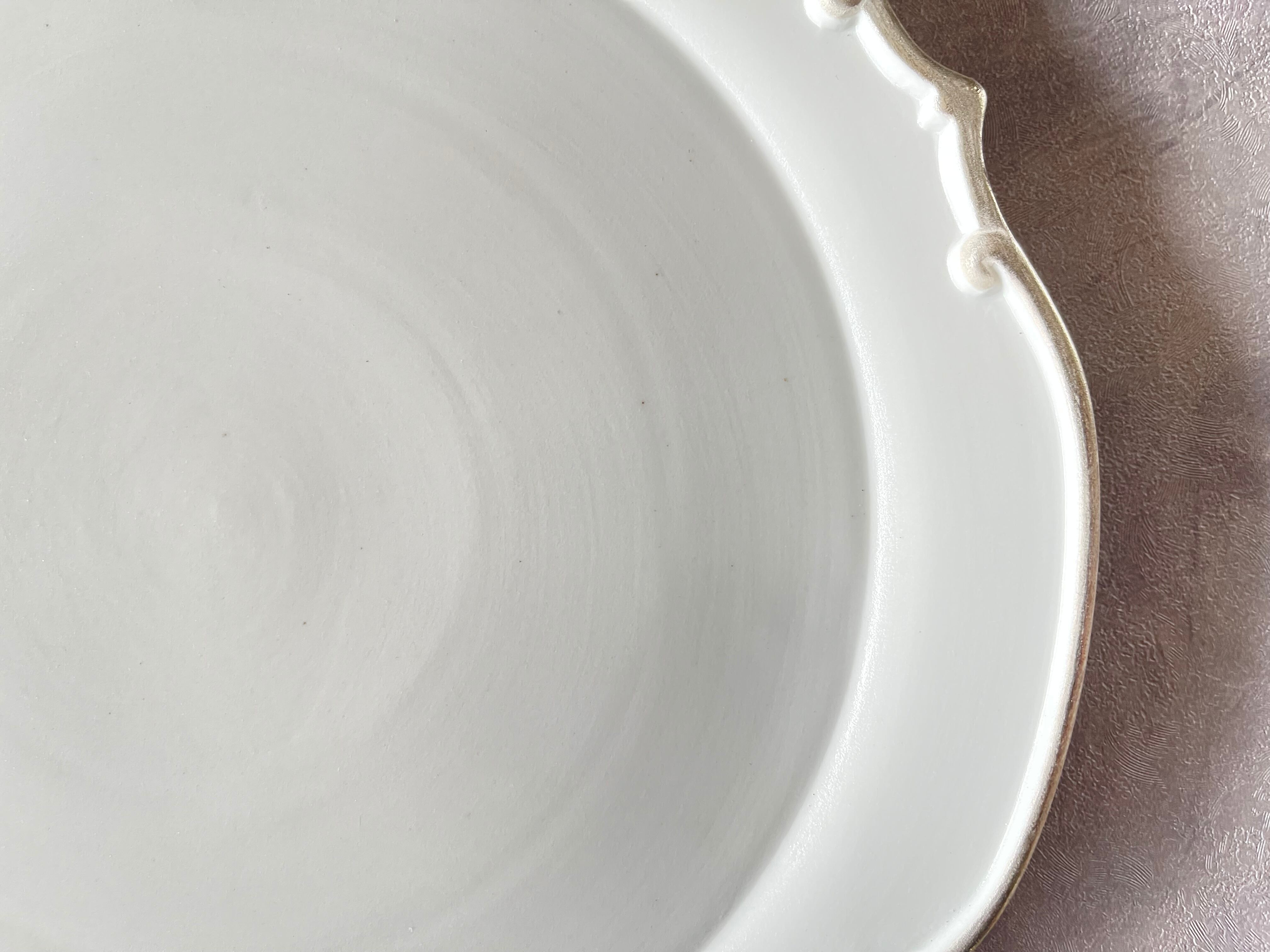 有田焼 福泉窯 レリーフ8寸プレート / 薄白釉縁銀彩(シルバー) 25cm