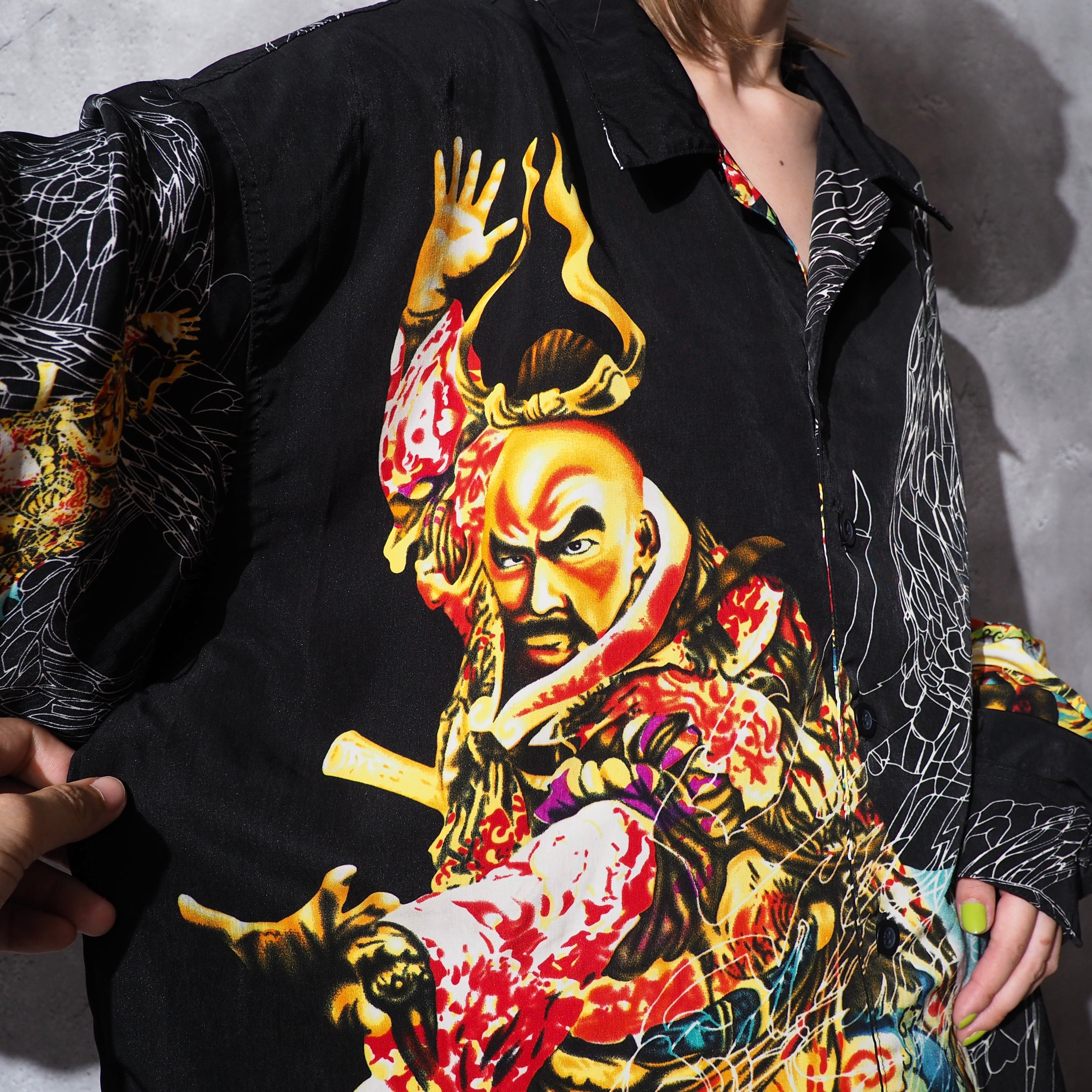 Richly colored soldier printed black open collar loose shirt